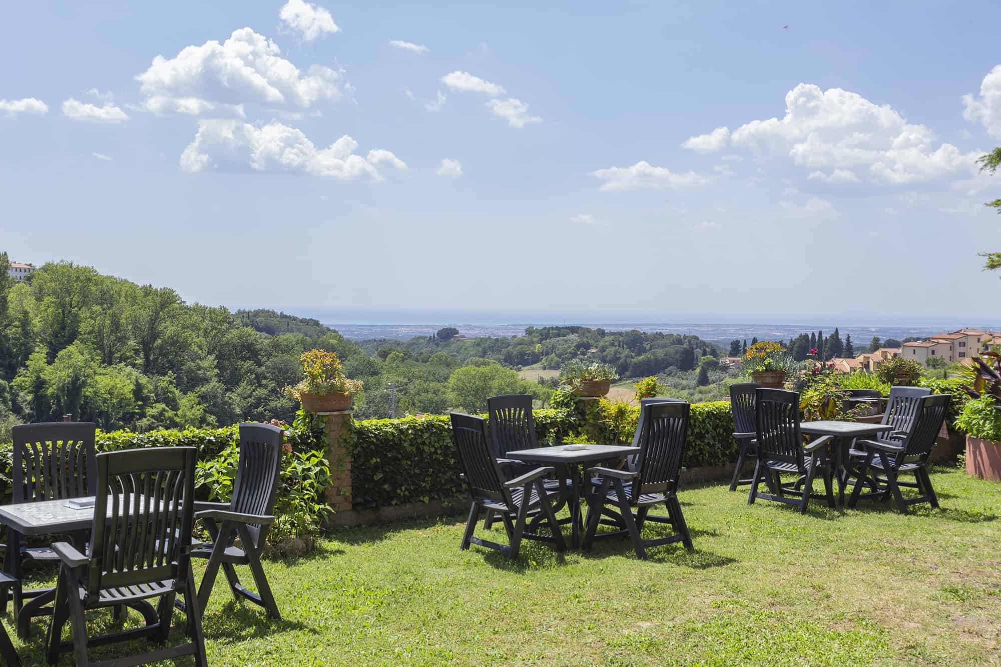 terrazza con tavoli e vista panoramica
