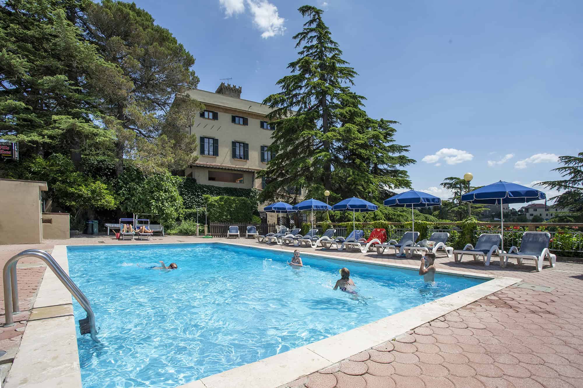 persone che si rilassano in piscina