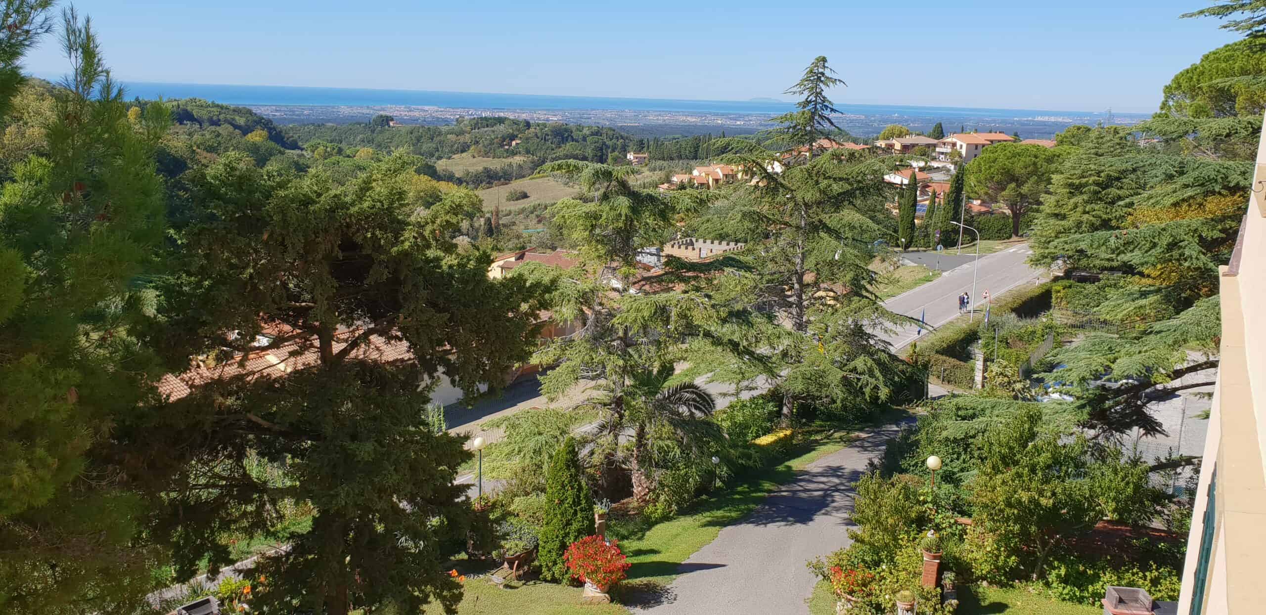 piscina e panorama collinare con vista sul mare